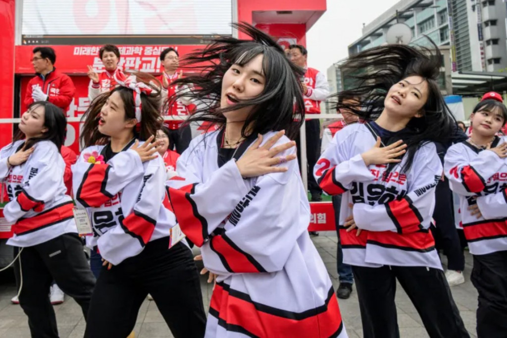 Orang Korea Menari. (Anthony Wallace/AFP)