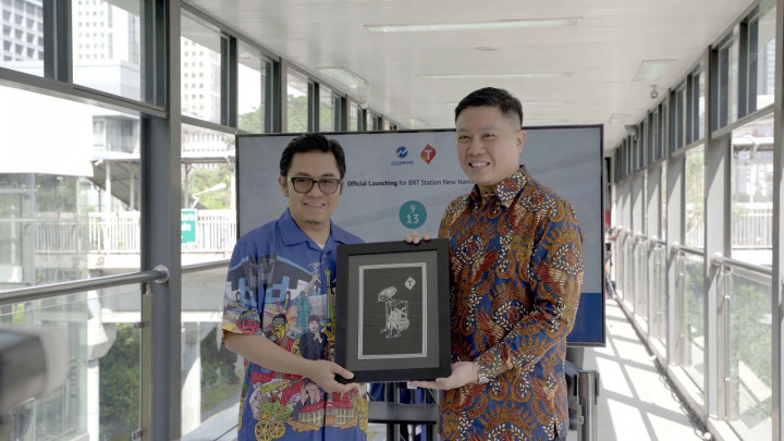 Nama Telkomsel Kini Ada di Halte Transjakarta Widya Chandra