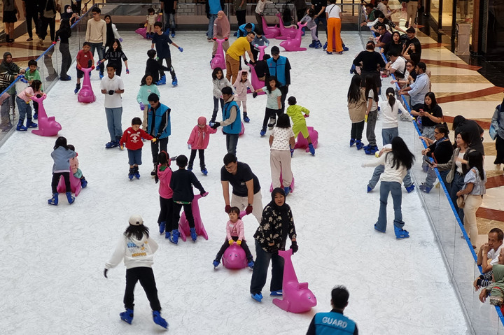 Mengisi Libur Natal dengan Bermain Ice Skating Mal