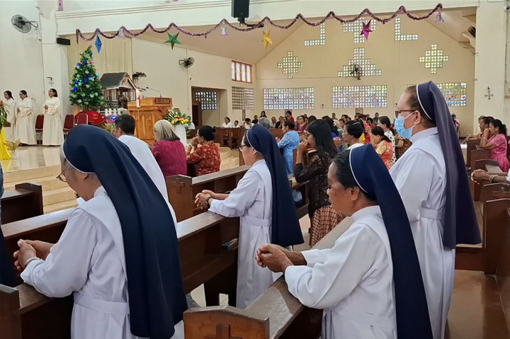 Suasana Misa Natal Kedua di Gereja Tua Larantuka