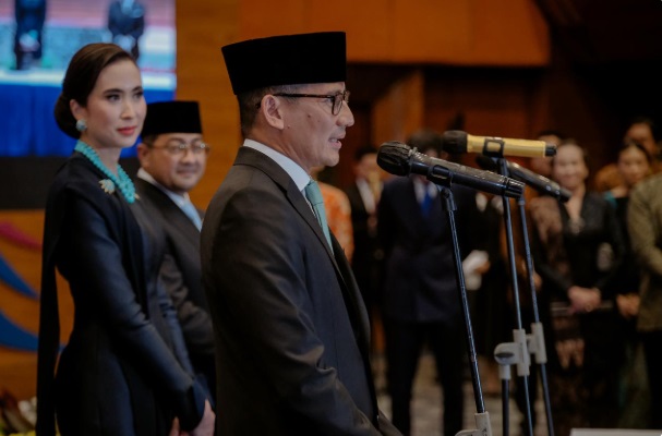 Sandiga Salahuddin Uno saat menghadiri serah terima jabatan ke Menpar Widiyanti dan Menekraf Teuku Riefky Harsya. Dok. Kemenparekraf