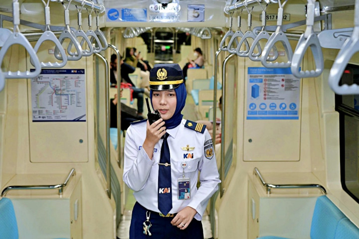 Kisah Aura Rahmi, Masinis Perempuan yang Mahir Operasikan Kereta Otomatis