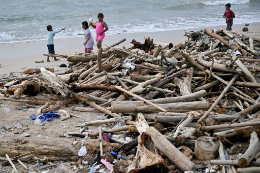 Sampah Kiriman Penuhi Pantai Kuta Bali