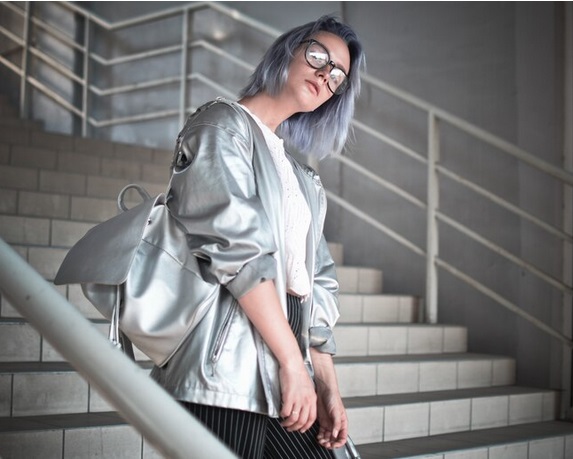 Top 3 Berita Gaya hari ini terkait dengan 6 Tren Warna Outfit 2025, dari Silver Berkilau hingga Biru Langit Menenangkan. Ilustrasi Freepik