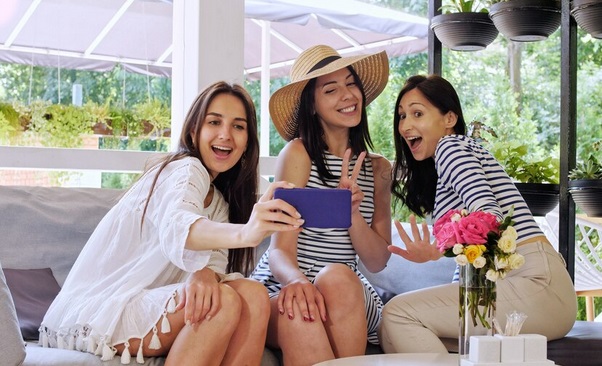Pergi ke kota atau negara lain yang melibatkan perubahan kebiasaan makan, siklus tidur, dan aktivitas fisik dapat menyebabkan perubahan sementara pada keteraturan siklus menstruasi. Ilustrasi Freepik