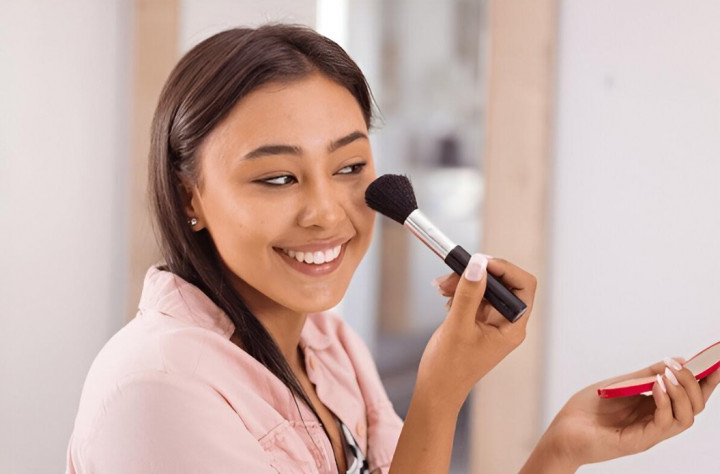 Rahasia Makeup Tahan Lama, Ini 6 Tips Pakai Foundation Waterproof di Musim Hujan