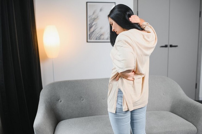 Penderita low back pain sebaiknya mempersiapkan beberapa hal agar tetap dapat menikmati liburan dengan nyaman. Ilustrasi Freepik