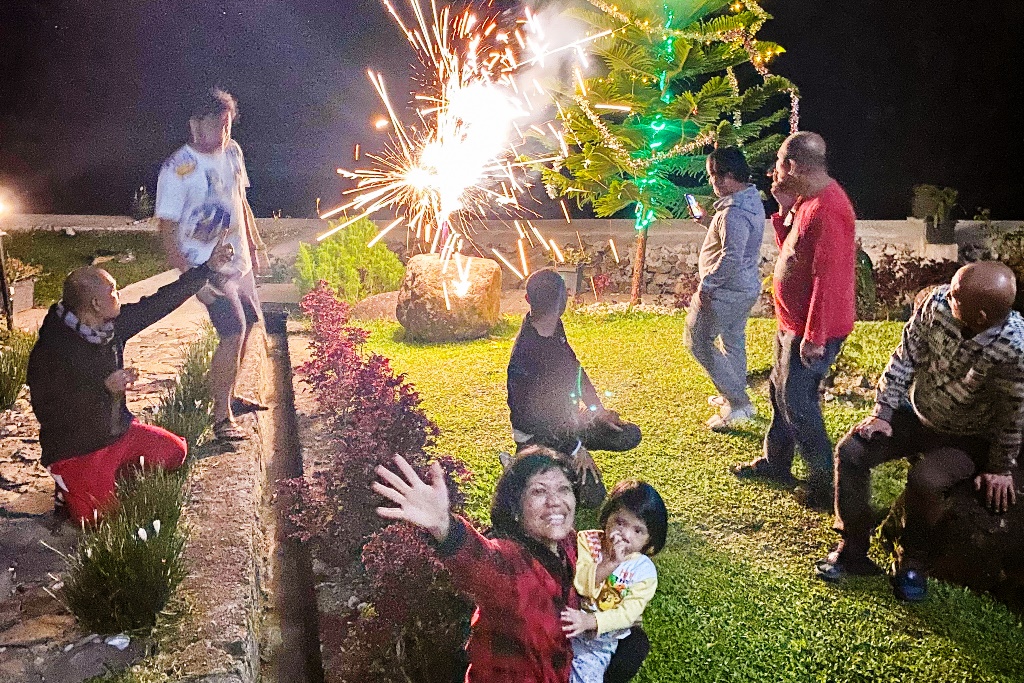 Setelah pesta kembang api selesai, semua anggota keluarga akan berkumpul bersama dalam satu ruangan dan memulai acara ibadah pergantian tahun. Dok. Kemenparekraf