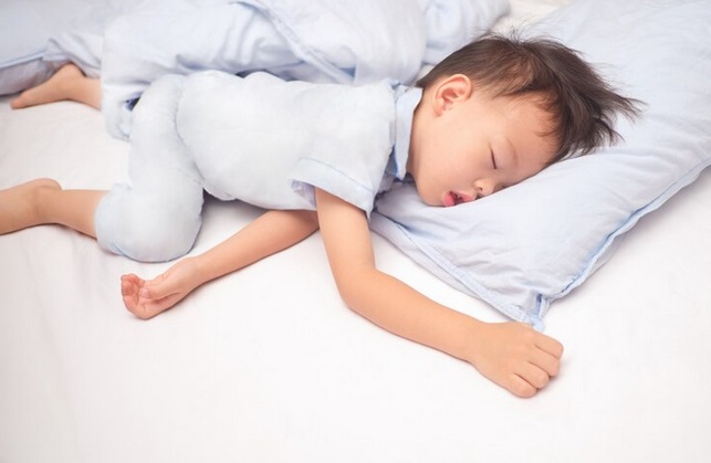 Tanda-tanda peringatan sleep apnea pada anak-anak meliputi pernapasan lewat mulut. Ilustrasi Freepik