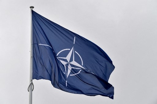 Bendera logo NATO. (AFP)