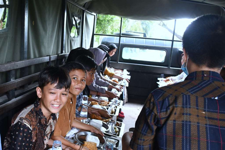 Kodam Bukit Barisan Ajak Anak Panti Asuhan Makan di Atas Truk