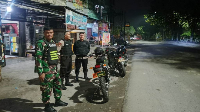 Anggota Kodam I/BB ikut melakukan patroli antikejahatan jalanan di Kota Medan, Sumut. Foto: Dok Pendam I/BB