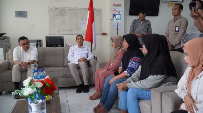 Menteri P2MI, Abdul Kadir Karding saat menemui calon TKI ilegaldi Bogor, Jawa Barat.