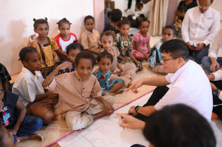 Indosat Bagikan Hadiah Natal untuk Anak di NTT