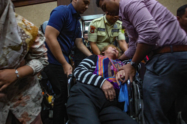 Ibunda Pingsan di Sidang Vonis Helena Lim