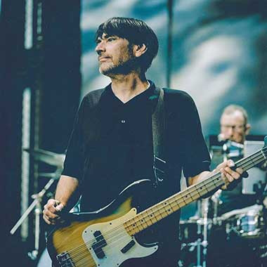 Parah! Bassist Blur Alex James Rusak Barang Antik di Gereja