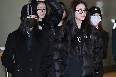 ITZY Tampil Serba Hitam di Bandara Incheon, Belasungkawa Tragedi Jeju Air