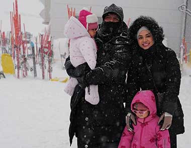 Keluarga Atta Halilintar Liburan Akhir Tahun di Jepang, Ajak Ameena dan Azura Main Salju