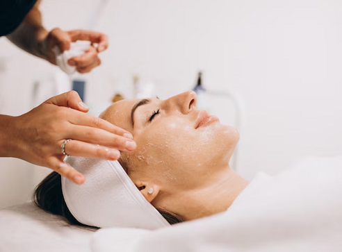 Ladies, Ini 5 Manfaat Facial 'Vampir' yang Bikin Kulit Halus dan Awet Muda