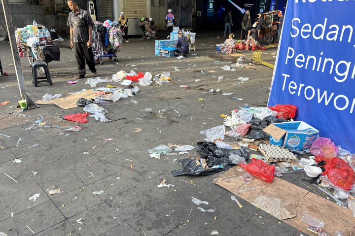 Kawasan Sudirman-Thamrin Masih Diselimuti Banyak Sampah