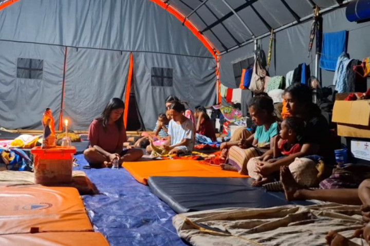 Korban Erupsi Gunung Lewotobi Rayakan Tahun Baru dengan Doa Bersama