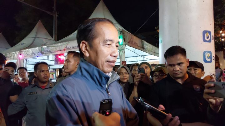 Presiden ke 7 RI Joko Widodo menikmati malam pergantian tahun baru 2025 di kawasan Ngarsopuro Solo. Metrotvnews.com/ Triawati One attachment • Scanned by Gmail