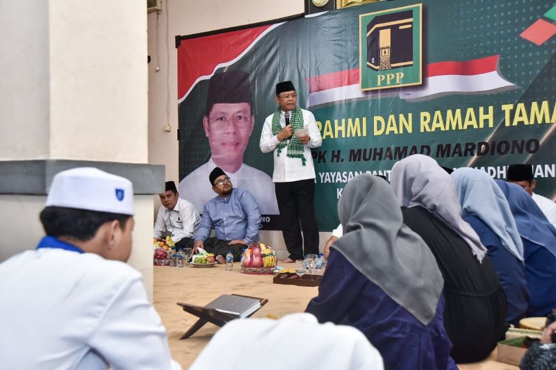 Plt Ketum PPP Muhamad Mardiono di para anak yatim piatu, di Panti Asuhan Arriadhul Jannah, Batuceper, Kota Tangerang, Banten. Foto: Istimewa.