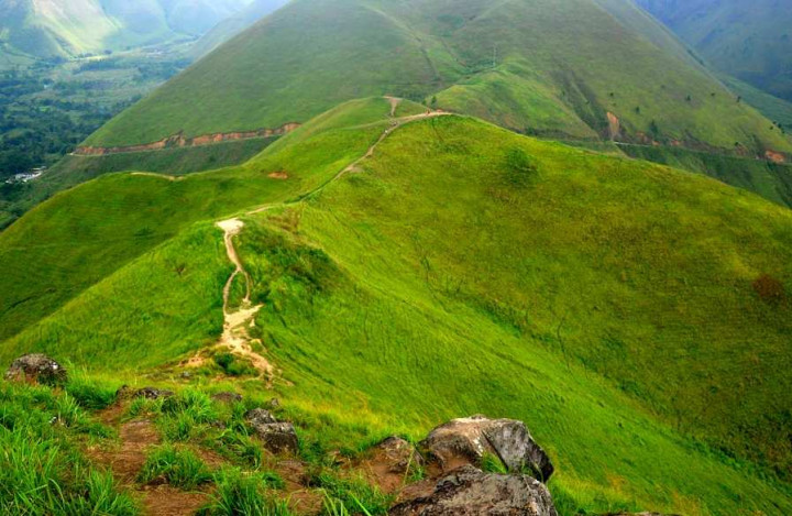 Wah! 5 Bukit Hujau di Sekitar Danau Toba Ini Suguhkan Panorama Indah