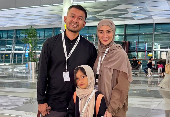 Rio Dewanto dan Atiqah Hasiholan Habiskan Malam Tahun Baru di Bandara