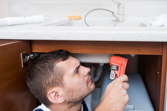 Cara mengatasi wastafel mampet dengan bahan mudah. Foto: Freepik