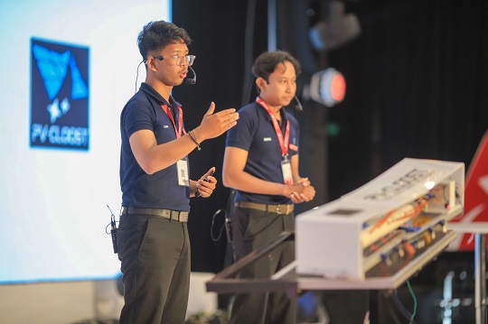 Mahasiswa ITS Gagas PV-Cloost, Pembersih Panel Surya Otomatis