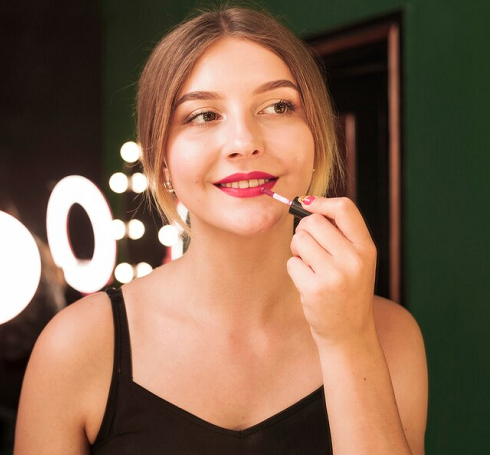 Lipstik matte menjadi lipstik favorit kebanyakan wanita. (Foto: Ilustrasi. Dok. Freepik.com)