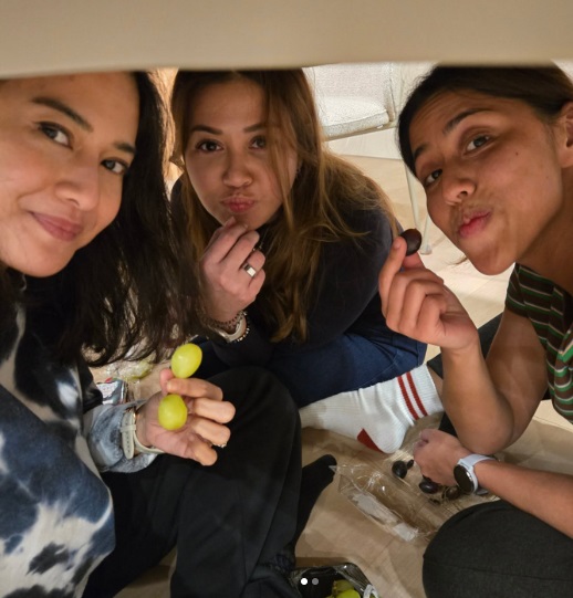 Dian Sastro Cs melakukan tren makan anggur di bawah meja saat malam pergantian tahun. Dok. 