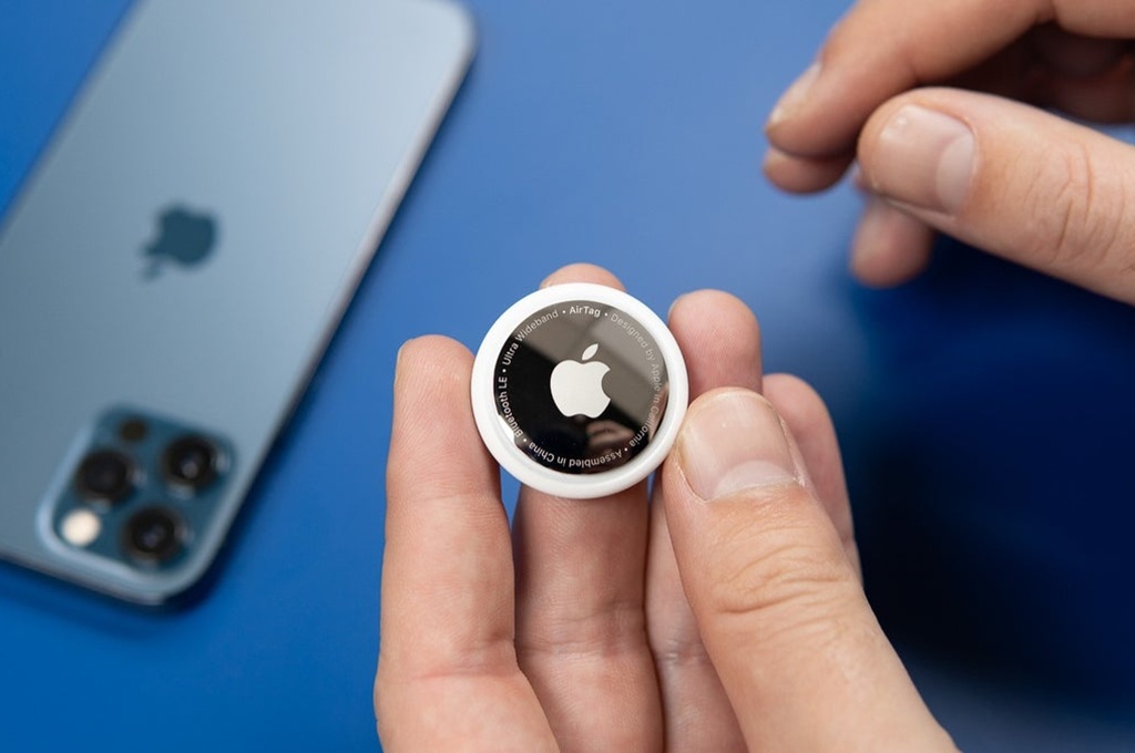 Apple merilis update menampilkan label peringatan baru untuk AirTag.