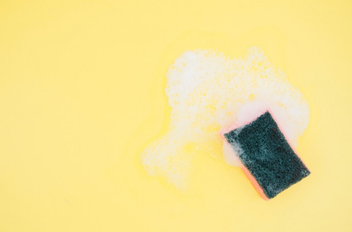 6 Cara Hilangkan Noda Minyak di Wadah Makan Plastik