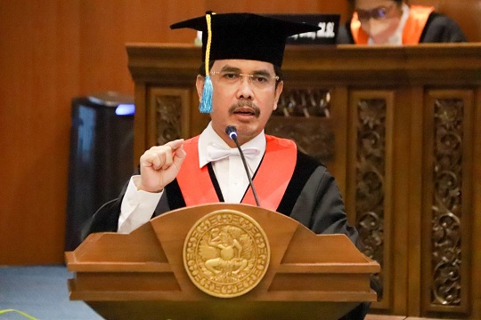 Mengajar Penuh Dedikasi, Prof Hadi Guru Besar FH Unair Sabet Dosen Hukum Favorit Nasional 2024