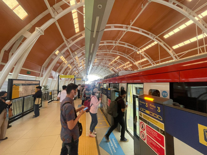Cetak Rekor, LRT Angkut 156 Ribu Lebih Penumpang saat Malam Tahun Baru