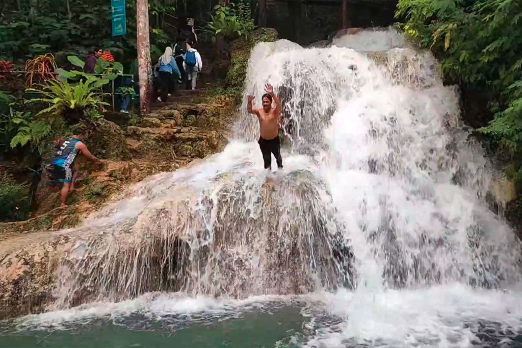 Menikmati Segarnya Air Terjun Taman Sungai Mudal di Kulon Progo