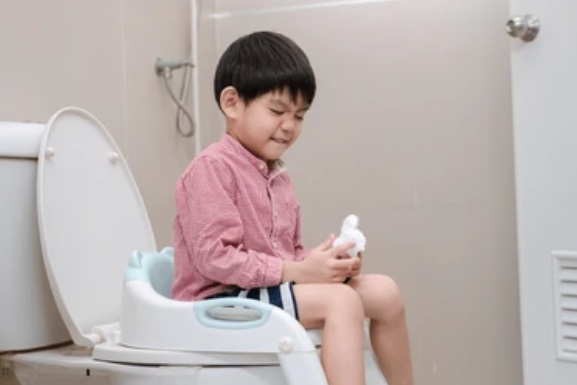 Orang Tua Wajib Tahu, Ini 8 Cara Melatih Anak Pakai Toilet Sendiri