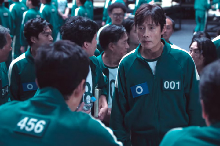 Lee Byung Hun Berbagi Cerita Lucu saat Syuting Main Gasing di <i>Squid Game 2</i>