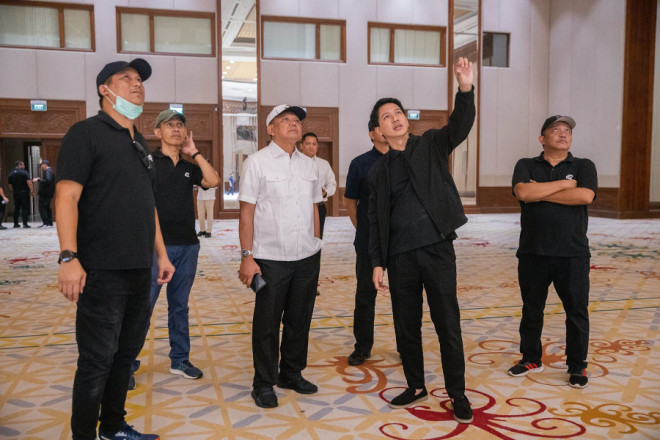 Wakil Menteri Sekretaris Negara, Bambang Eko Suhariyanto (kemeja putih), menengok situasi Gedung Jakarta Convention Center, Senayan, Jakarta. Dok. Istimewa