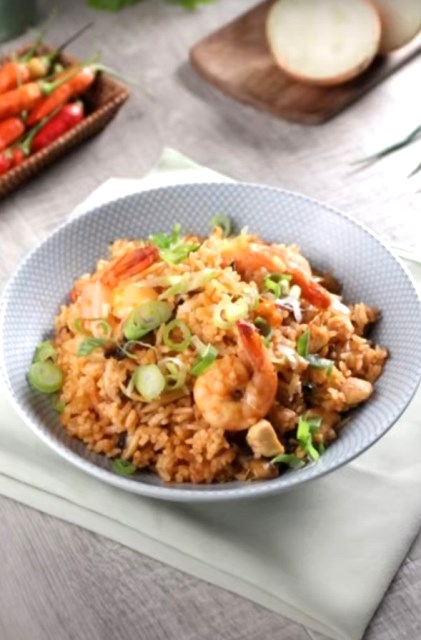 Seperti apa nasi goreng dengan bumbu tom yam? Yuk, buat biar enggak penasaran. (Foto: Dok. Endeus TV)