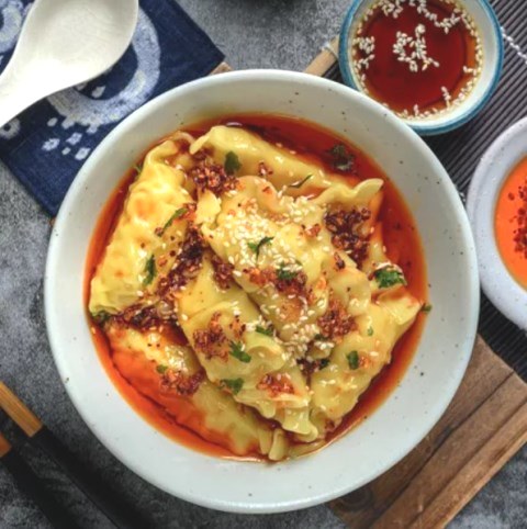 Jika kamu adalah penakluk makanan pedas, kamu bisa mencoba resep pangsit yang pedas ini. (Foto: Dok. Endeus TV)