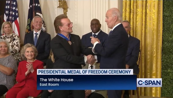 Kiri: Bono (vokalis band U2) dan Joe Biden (Presiden Amerika Serikat). Foto: (Instagram @u2)