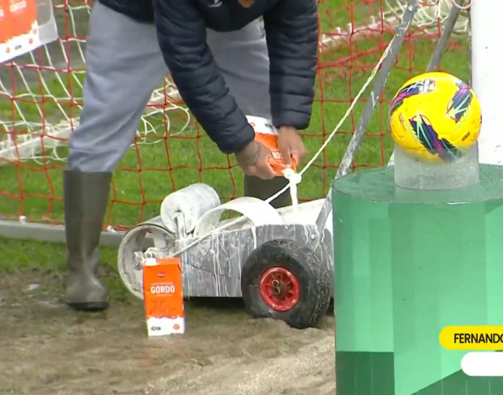 Waduh! Kehabisan Cat, Klub Portugal Ini Pakai Susu Kotak Buat Garis Lapangan