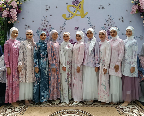 Bertabur Bunga nan Elegan, Anindyascarf Rilis Koleksi Raya untuk Ibu Muda Feminin