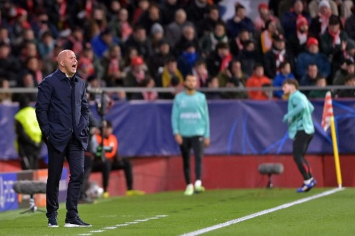 Arne Slot Sebut Permainan MU Mirip Nottingham Forest