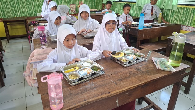 Hari Kedua Program MBG di SDN Slipi 11 Berjalan Lancar