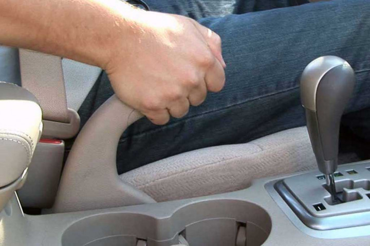 Hindari Penggunaan Rem Tangan saat Berhenti di Lampu Merah, Ini Alasannya