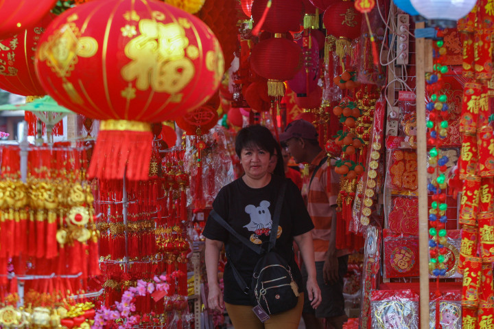 Semarak Penjualan Pernak Pernik Imlek di Glodok